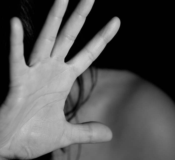Russa denuncia delle minacce: &quot;Aggredita e costretta a dire 'Gloria all'Ucraina'&quot;. Il console: &quot;Aspetto le indagini&quot;