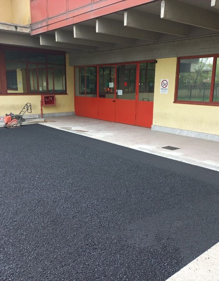 Nella succursale dell'Istituto Beccari riasfaltato il piazzale interno