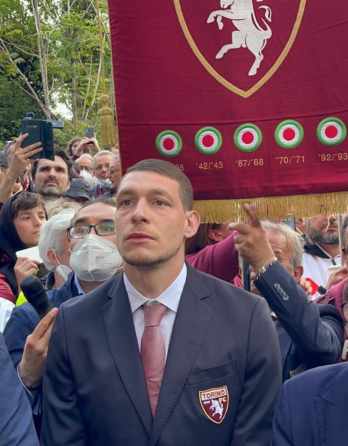 belotti e don riccardo di fronte alla lapide