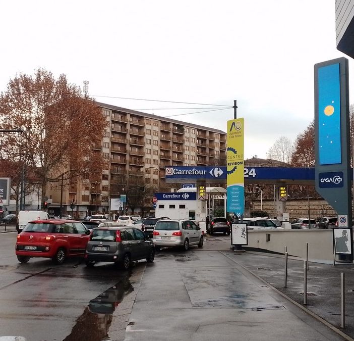 Sciopero benzinai, cominciano le code ai distributori di Torino prima delle 48 ore di stop. Ecco le stazioni aperte [FOTO]