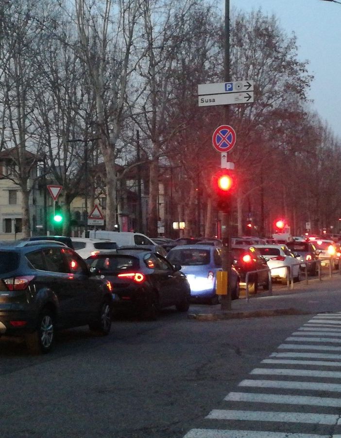 coda al distributore di benzina