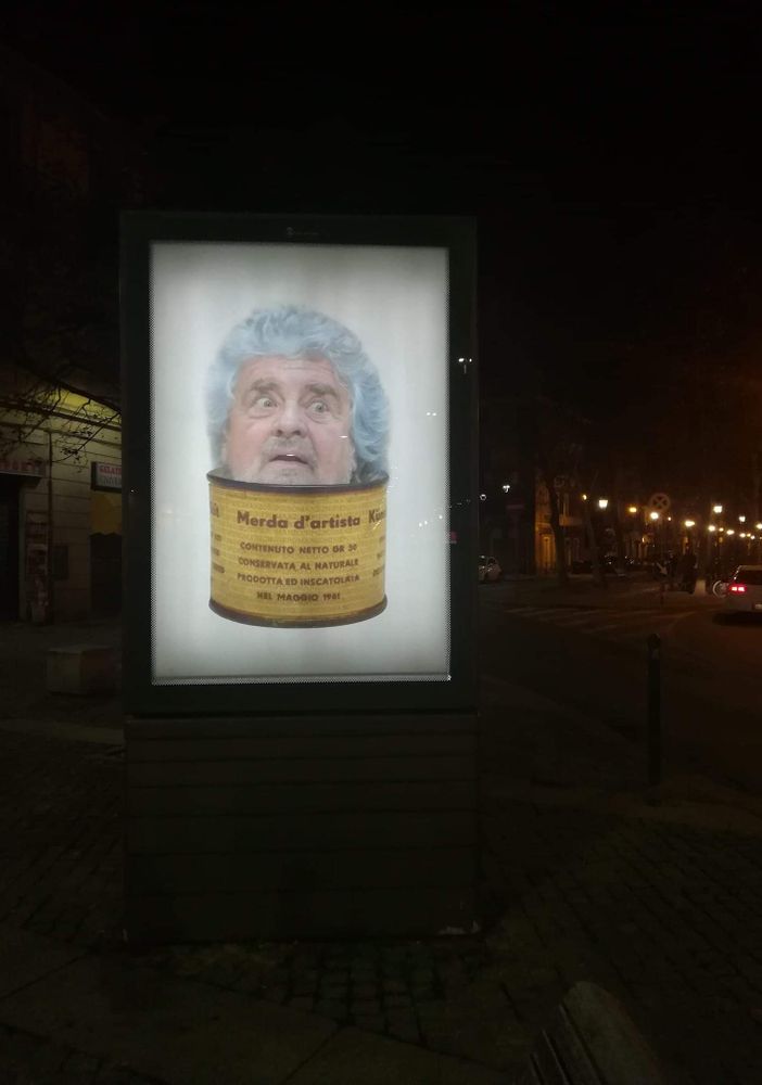 Beppe Grillo nel mirino del Banksy di Torino finisce nella &quot;Merda d'artista&quot;