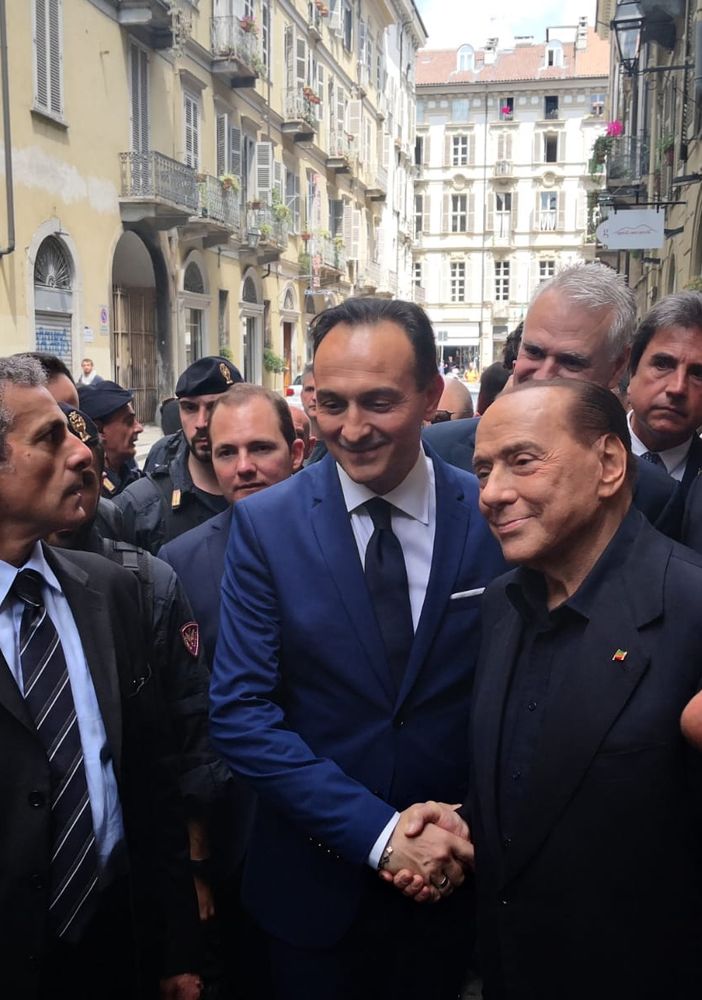 Berlusconi a Torino per Cirio: folla e follia per una foto