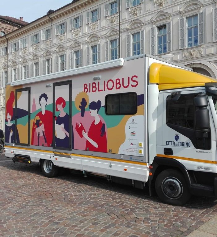 Il Bibliobus porta i libri in periferia: oggi una fermata di fronte all'ex Biblioteca Mirafiori
