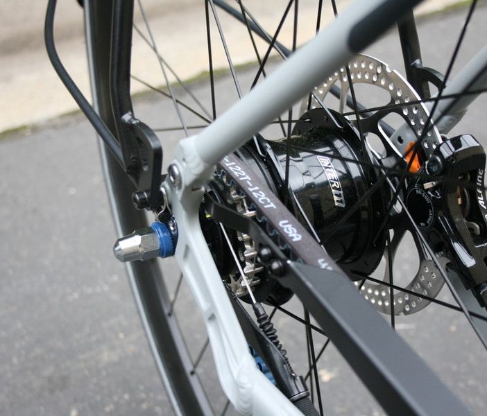 Torino, rapina i passanti in sella alla sua bicicletta