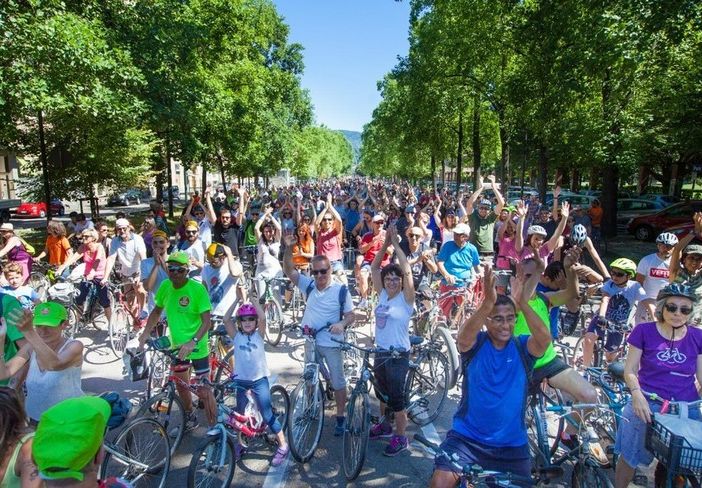 Persone in bicicletta