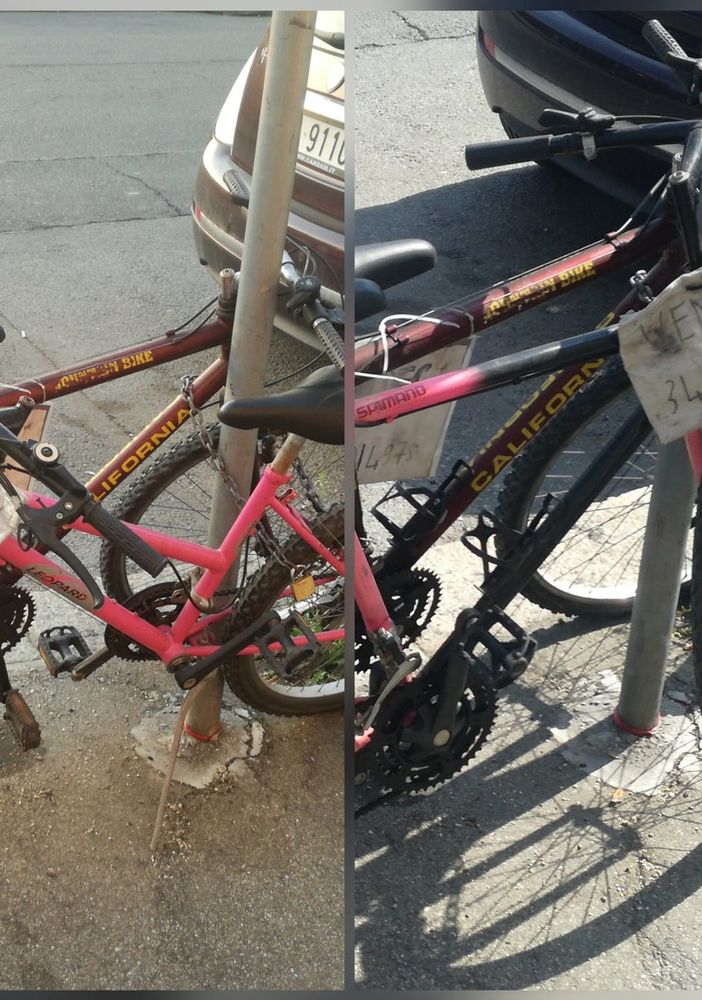 biciclette legate a un palo