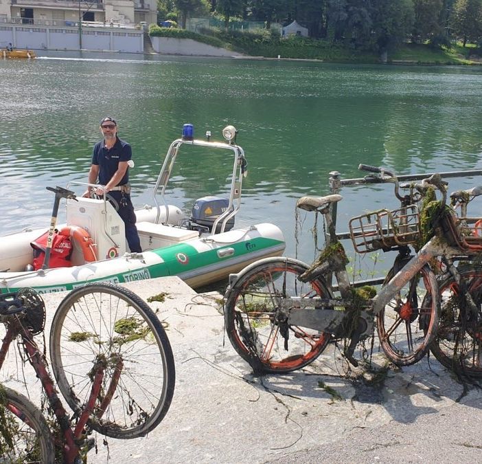 bici e monopattini riportati a riva