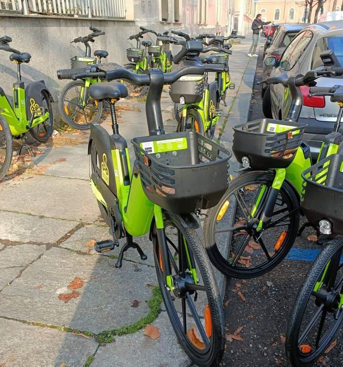 San Salvario: biciclette accatastate sul marciapiede, per i passanti diventa uno slalom