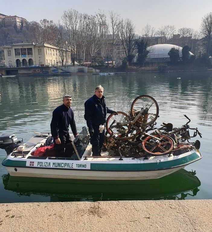 Biciclette gettate ne Po: gli agenti della municipale ne recuperano una decina