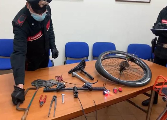 Ladro di biciclette prima rubava i mezzi a pedali e poi li smontava: arrestato