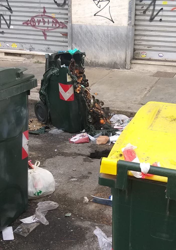 Inizio 2024 “di fuoco” a Porta Palazzo: in via Priocca incendiato un altro bidone dei rifiuti