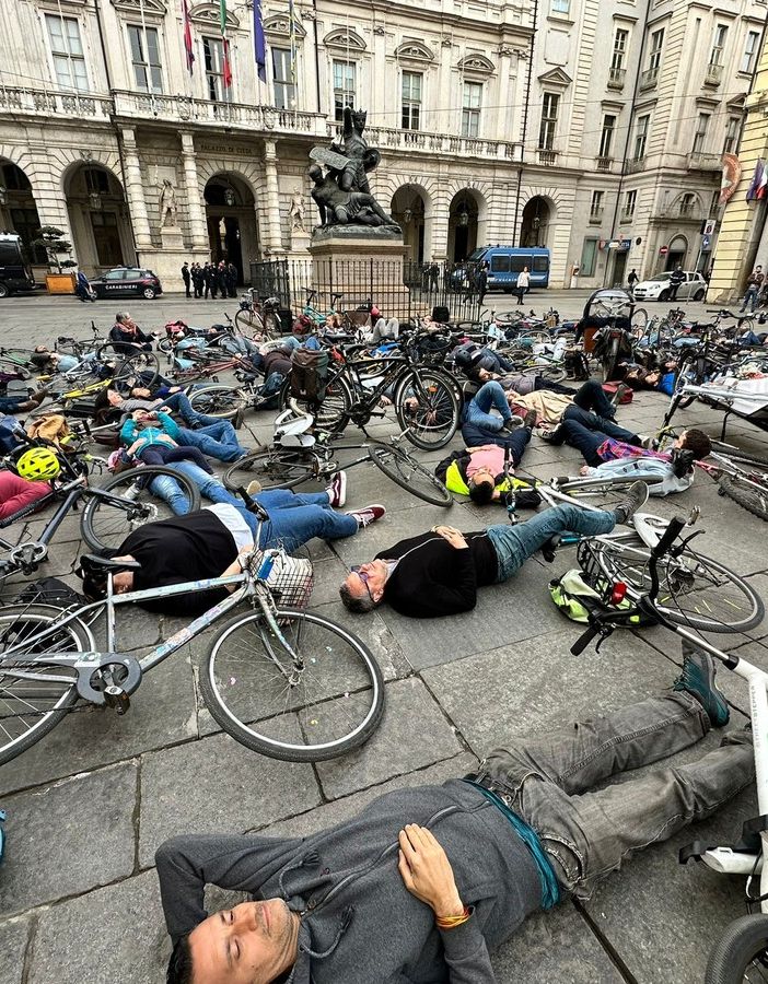 “Stufi di piangere l’ennesimo morto”: a Torino i ciclisti in rivolta chiedono sicurezza [FOTO E VIDEO]
