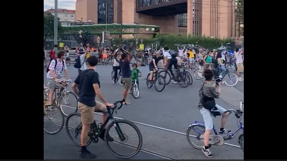 manifestazione di persone in bicicletta
