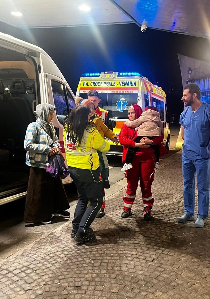 bimbi arrivano all'ospedale in ambulanza