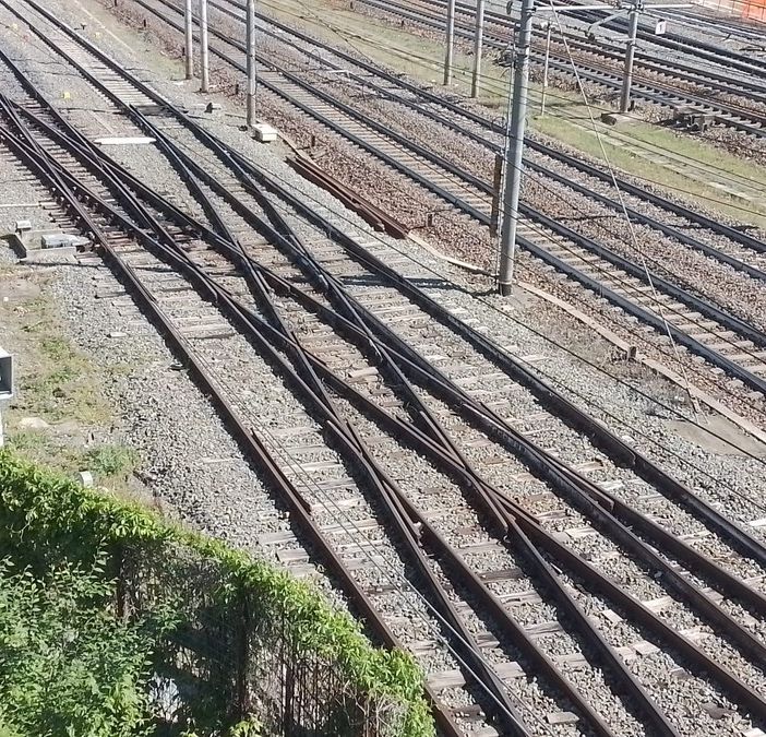 Auto finisce nelle vicinanze dei binari: circolazione sospesa sulla Torino - Chivasso