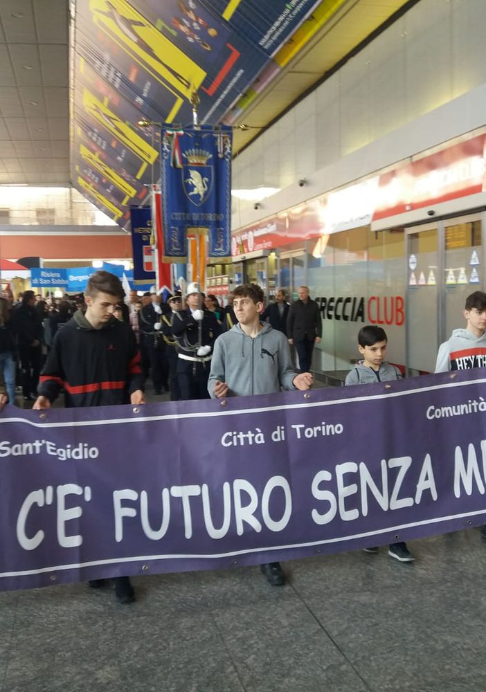 Studenti e Comunità ebraica in marcia per Artom: &quot;Ci insegna l'essenzialità della parola contro gli slogan politici&quot; (FOTO)