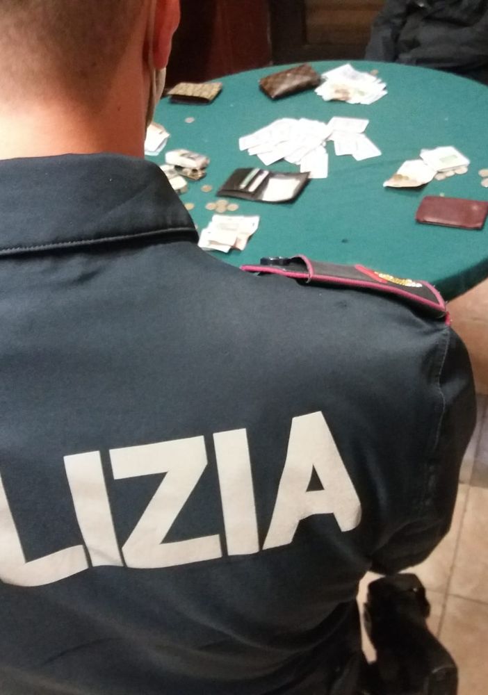 L’ultima saletta del bar nascondeva una bisca clandestina: denunciati in cinque