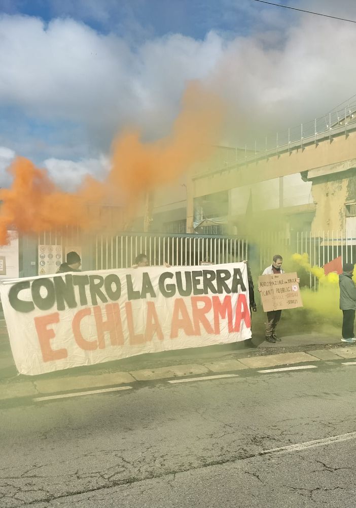 Blitz antimilitarista contro “il polo bellico&quot; di via Marche: “La guerra è qui, a Torino”