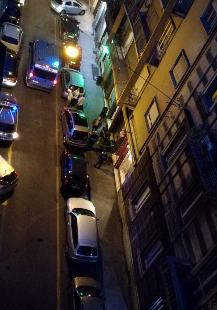 Torino, blitz antidroga a San Salvario: polizia con i cani dentro una gastronomia senegalese