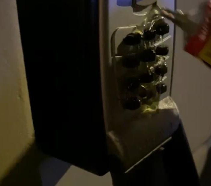 Robin Hood colpisce anche a Torino: &quot;Stop agli affitti brevi&quot;. Sabotati numerosi smart locker dei B&amp;B