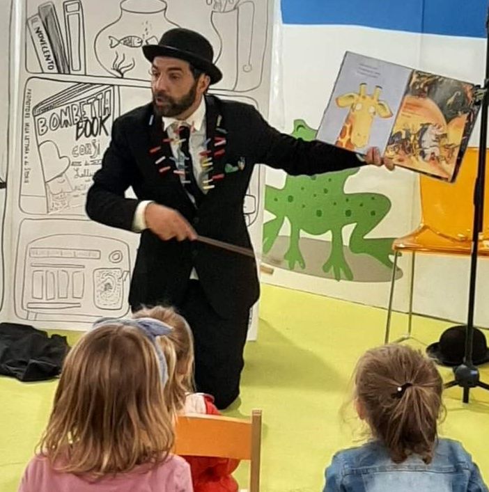 Attività di lettura per bambini con un animatore
