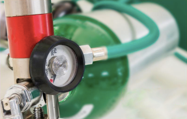 Mancano le bombole d'ossigeno, i farmacisti: &quot;Chi può le restituisca&quot;. Per ora l'emergenza non coinvolge i malati Covid