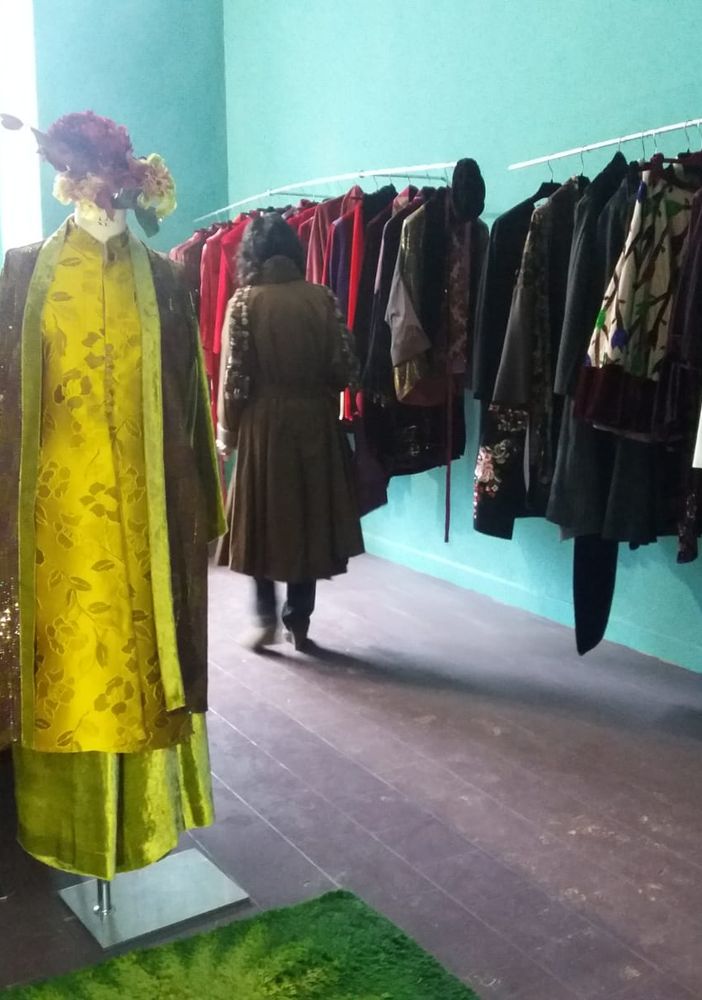 Gli abiti &quot;folli&quot;di Bootique vestono di novità la giovane Paratissima [VIDEO]