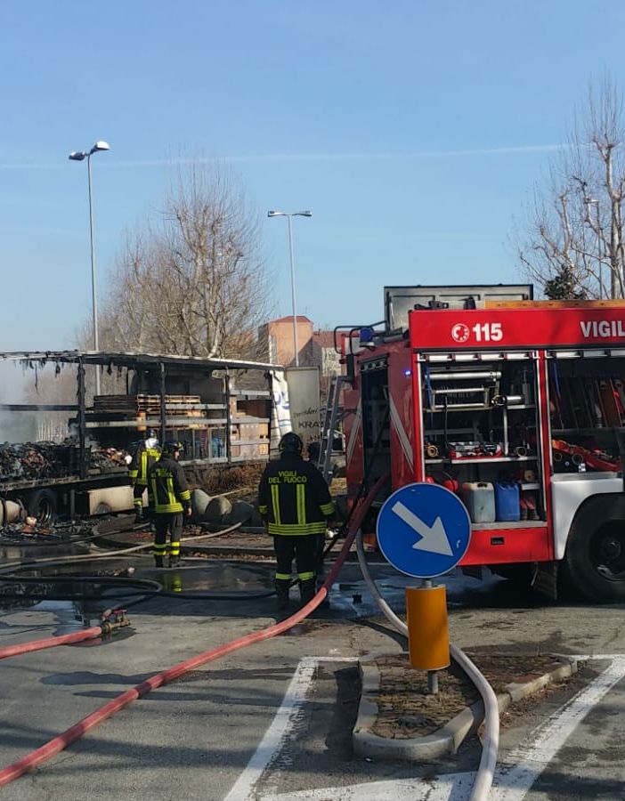 Un camion prende fuoco a Borgaro Torinese, salvo per miracolo il conducente (FOTO e VIDEO)