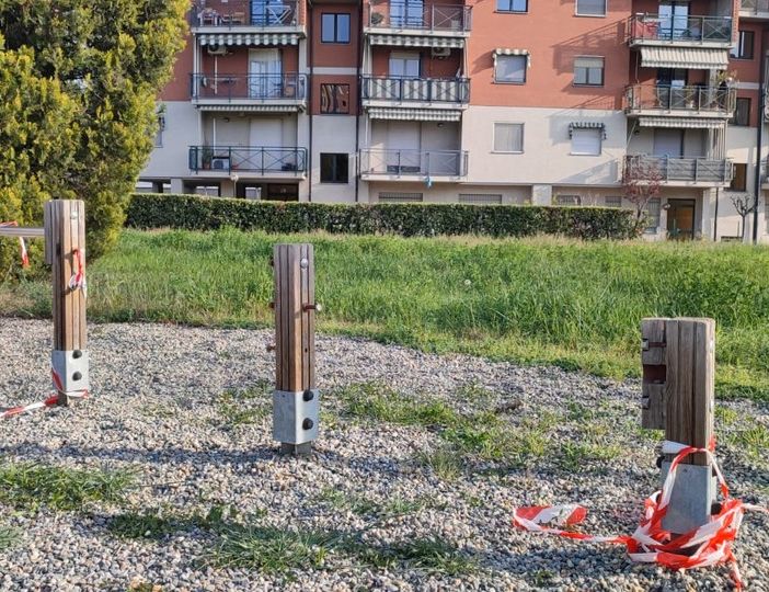 Attrezzature fitness distrutte e non riparate in un parco