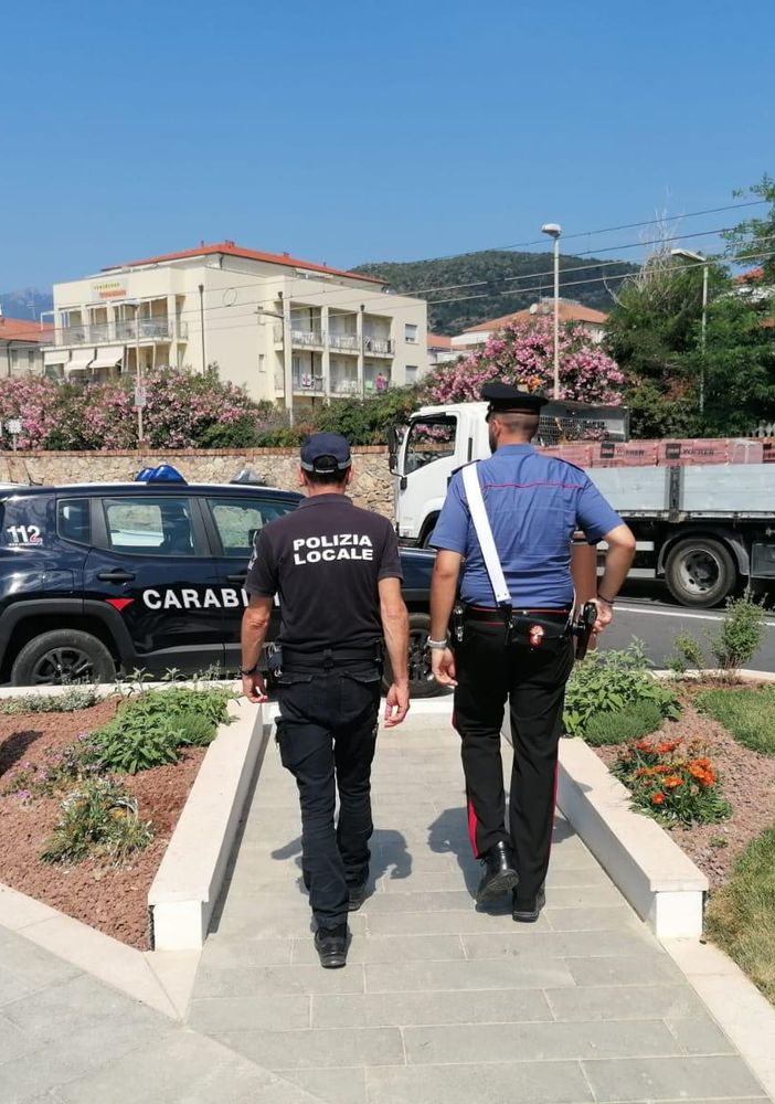 Diciottenne di San Secondo di Pinerolo derubata dello zaino in spiaggia: arrestati tre extracomunitari