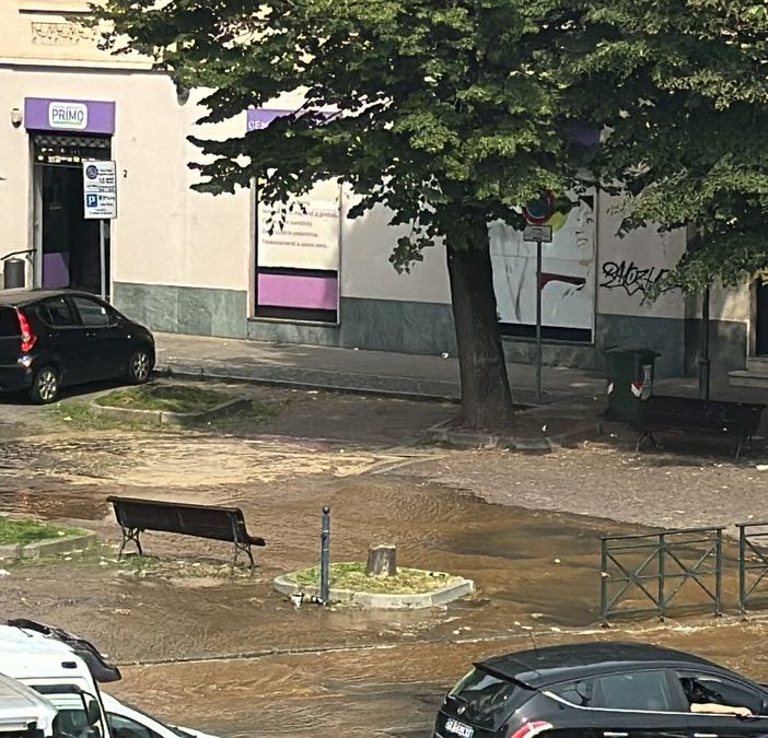 Si rompe un grosso tubo, a Moncalieri l'acqua invade le strade di Borgo Navile