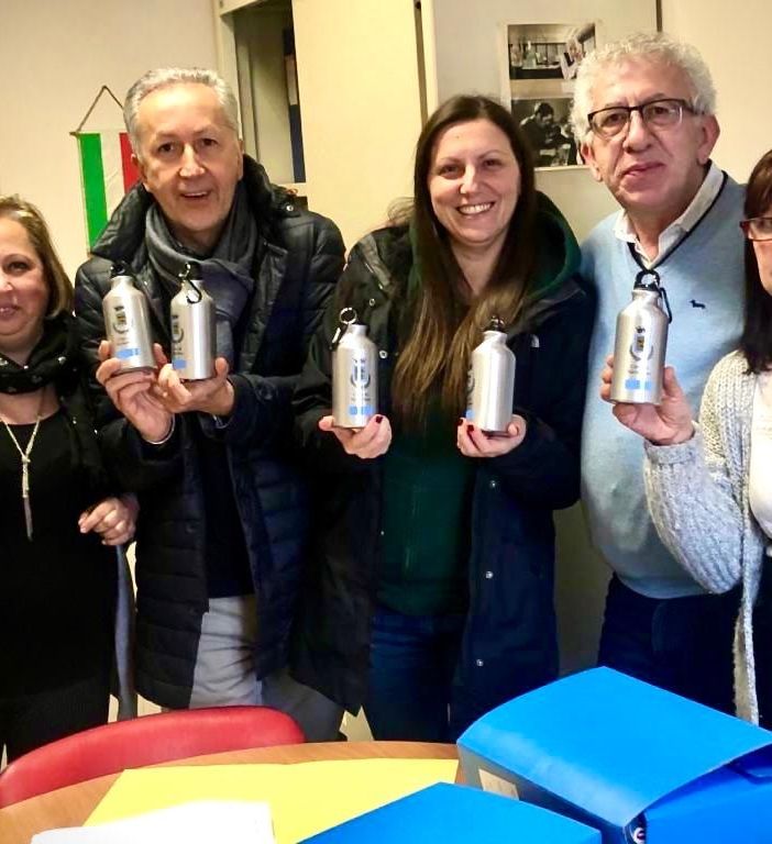 Nichelino contro l'utilizzo di plastica, in distribuzione ai dipendenti comunali le nuove borracce in alluminio