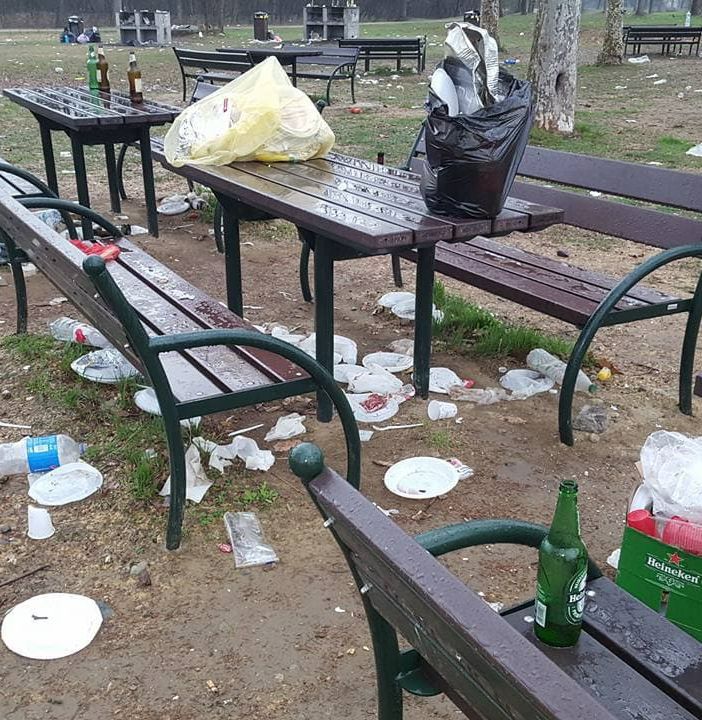 Il Boschetto di Nichelino ridotto a una discarica. Oggi pomeriggio sindaco e consiglieri impegnati a ripulire il parco (FOTO)