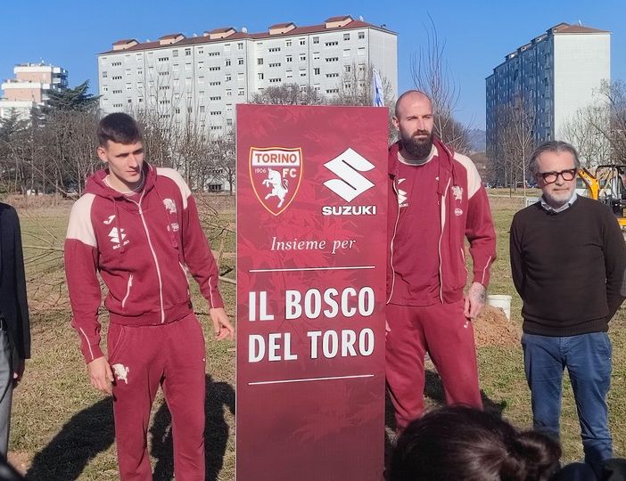 Un bosco granata nel Parco Colonnetti di fronte al futuro Centro Sportivo del Toro