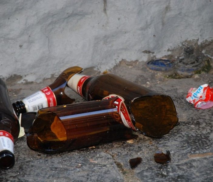 Pedina la ex ragazza e le scaglia addosso una bottiglia di birra: arrestato