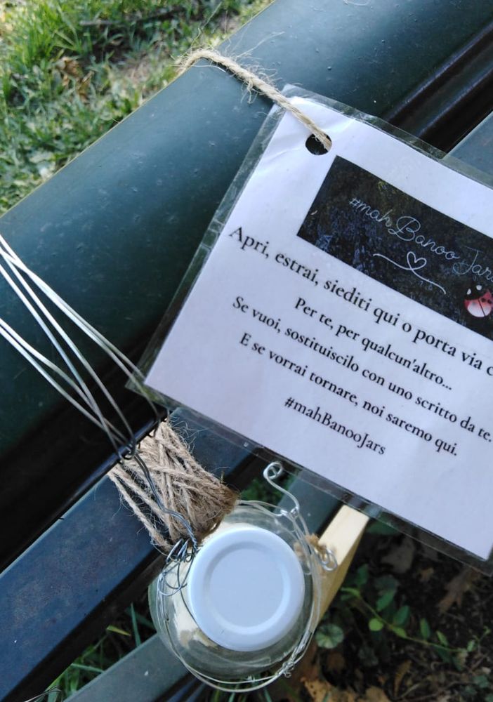 “Apri, estrai, siediti qui o porta via con te...”: i messaggi in bottiglia che emozionano lungo Dora Firenze
