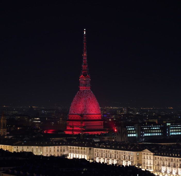 Giornata Mondiale del Dono: la Mole si illumina di rosso per il GivingTuesday