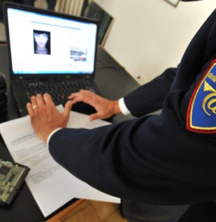 Frode informatica ai danni di un'azienda, quarantenne arrestato per riciclaggio mentre preleva al bancomat
