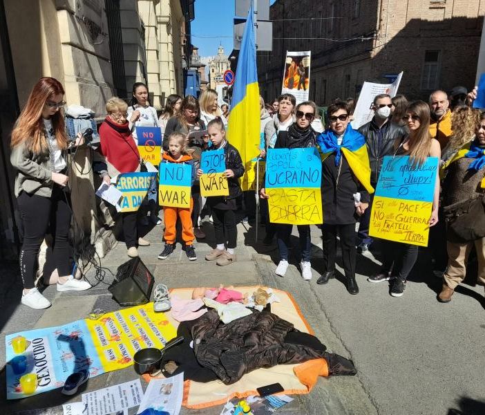 Chieri: durante il Consiglio le impediscono di mostrare la bandiera ucraina, oggi in centinaia davanti al Municipio al fianco di Rachele Sacco