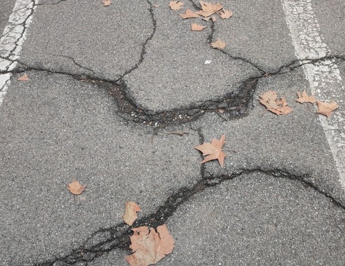 Buche sulla ciclabile: l'asfalto di corso Montecucco e Montegrappa è da rifare