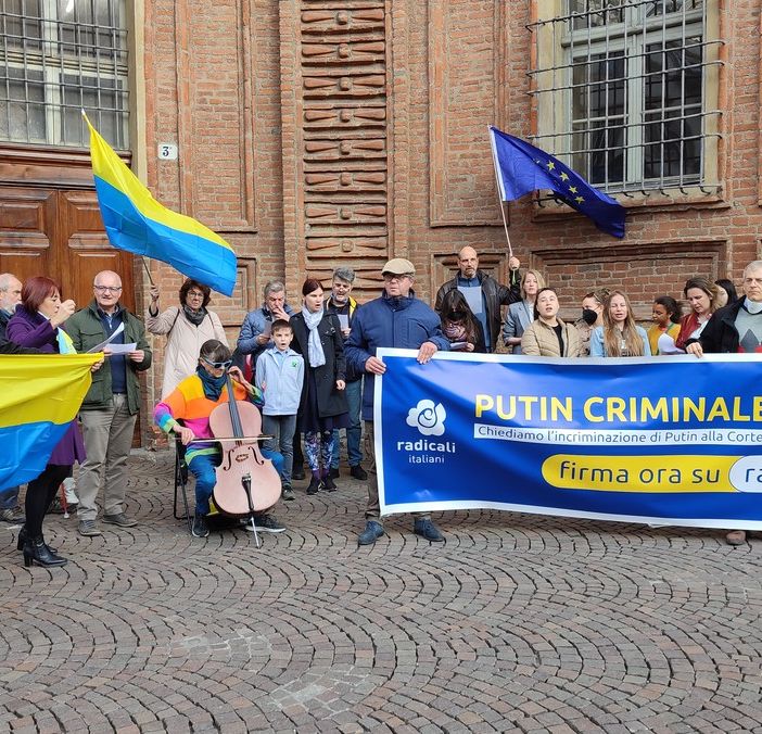 L'inno dell'Ucraina risuona a Torino con Radicali e +Europa: “Putin criminale di guerra” [FOTO + VIDEO]