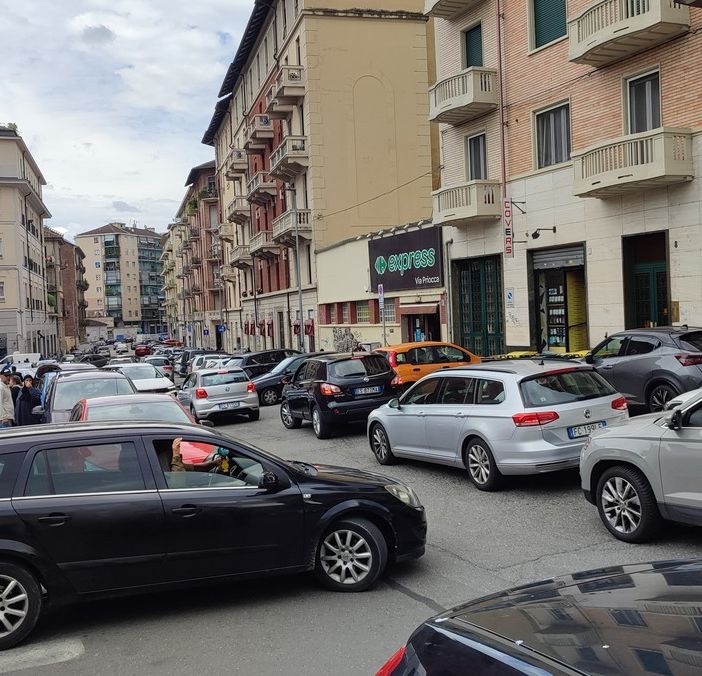 Ingorgo e clacson all'ora di punta: traffico “infernale” nel sabato di Porta Palazzo