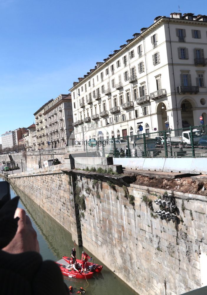 Bus nel Po, la tragedia diventa spettacolo: via vai di curiosi mentre si recupera quel che resta nel fiume [FOTO E VIDEO]