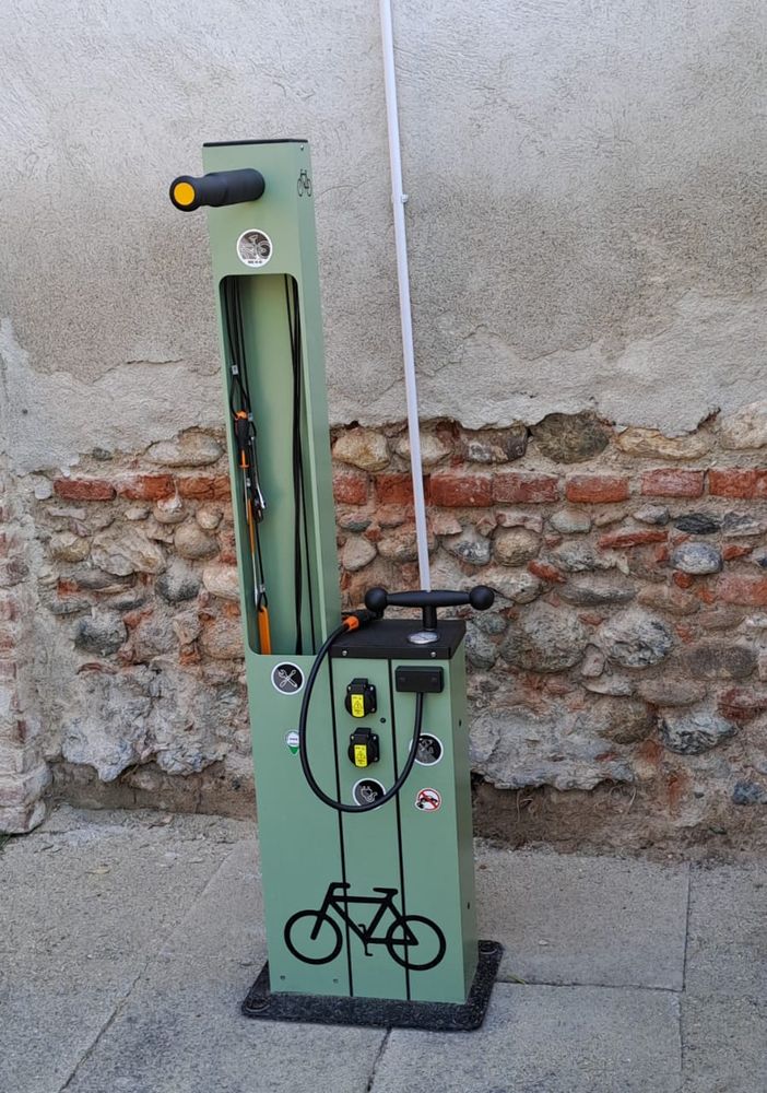 Gurgliasco, nel parco naturale Le Serre una colonnina per la carica e la manutenzione di bici e monopattini elettrici