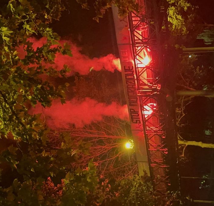 Blitz dei militanti di La Barriera sul ponte di corso Regina Margherita