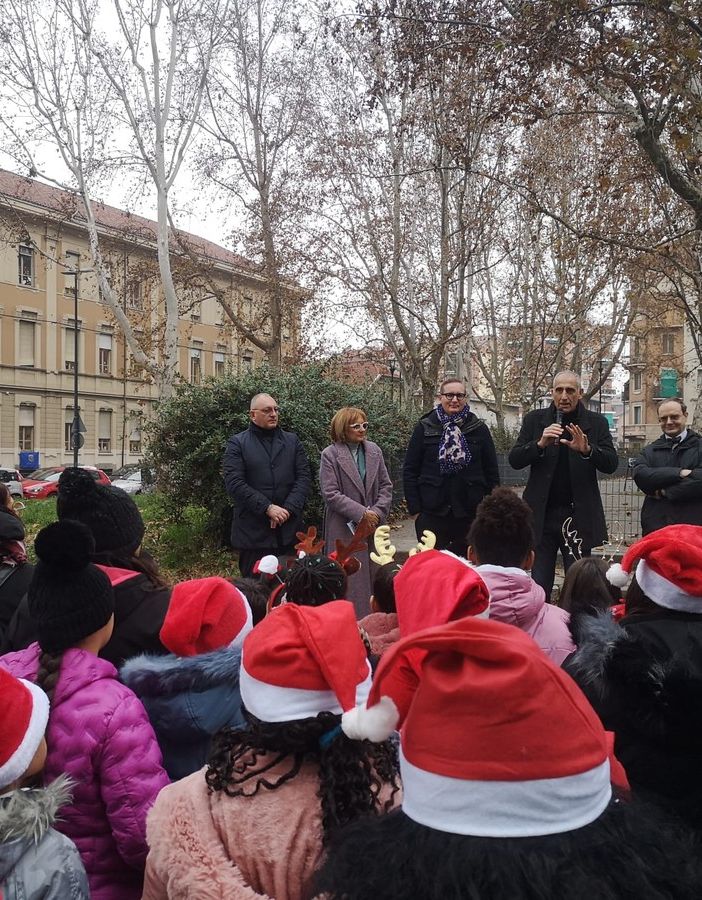 Un defibrillatore, una telecamera e un giardino salvato dall’arte dei bambini: così rinascono i Giardini Allievo [FOTO]
