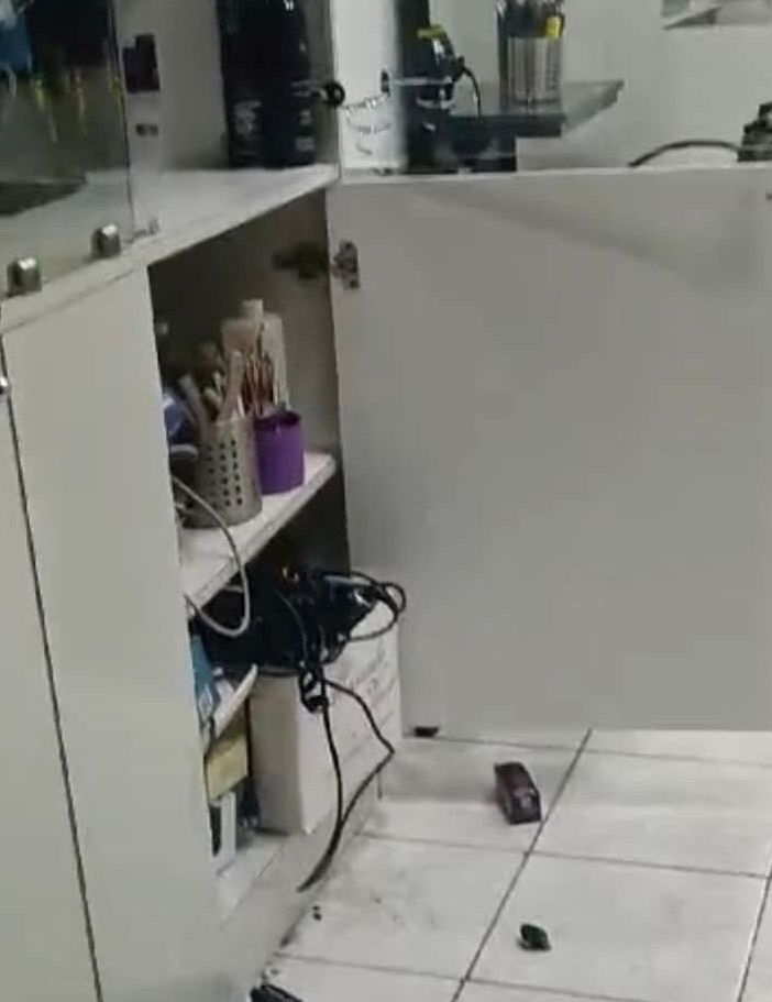 Forzano la serranda elettrica e saccheggiano un parrucchiere: “Troppi furti, qualcuno ne risponderà?”