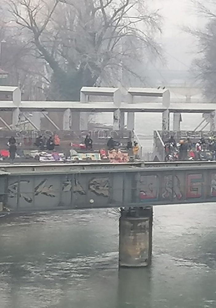Venditori abusivi più forti del Carnevale, occupati tutti i marciapiedi del borgo