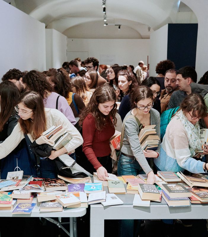 Comprare libri al chilo: da Combo arriva l'iniziativa anti-spreco in edizione natalizia